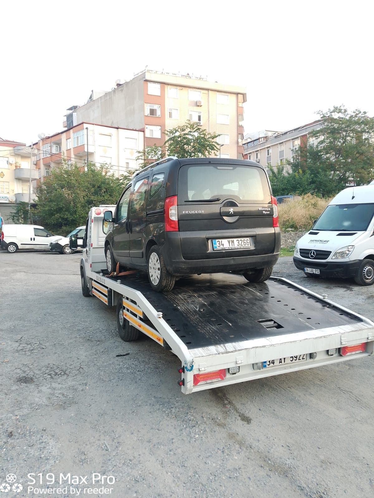 Kayar kasa çekicinin platformu yere indirilmiş, üzerinde koyu renk hafif ticari araç bağlama kemerleriyle sabitlenmiş